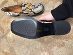 Load image into Gallery viewer, TORY BURCH Size 6 Loafers
